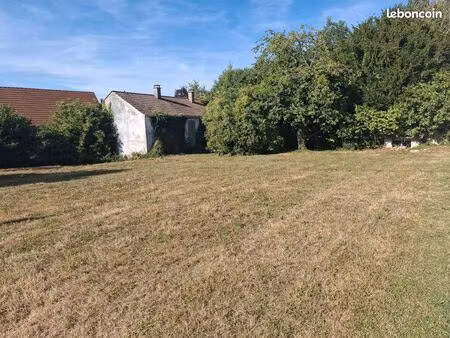 terrain constructible avec bâtiment ancien- cornant