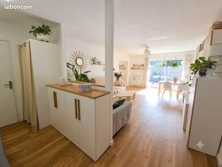 maison individuelle entièrement rénovée de 80 m² + combles aménagés et garage attenant sur