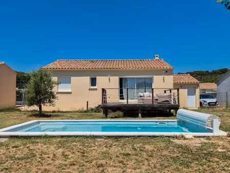 maison lumineuse avec piscine dans quartier calme et familial