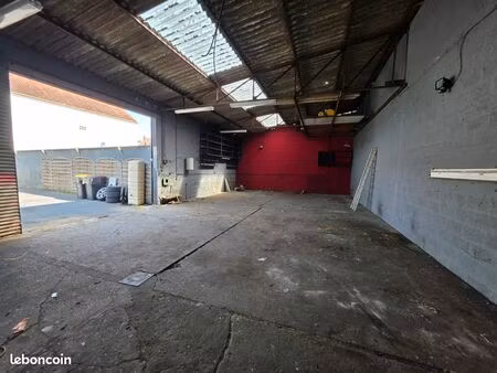 loue hangar sécurisé 180m2 - ideal stockage uniquement