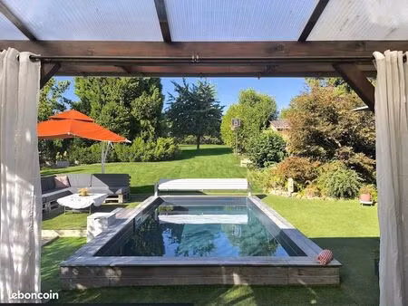 maison familiale de 140 m² – terrain paysager de 2 050 m² avec piscine