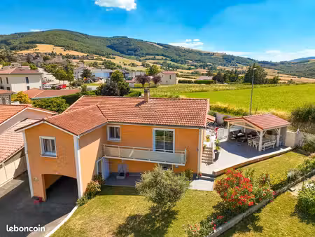 maison familiale avec piscine  garages et cadre privilégié