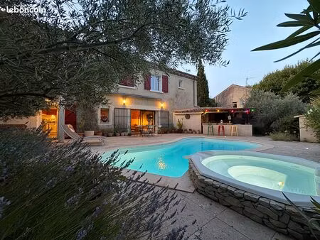 maison de caractère avec piscine  garage et cuisine d'été au cœur du sud luberon