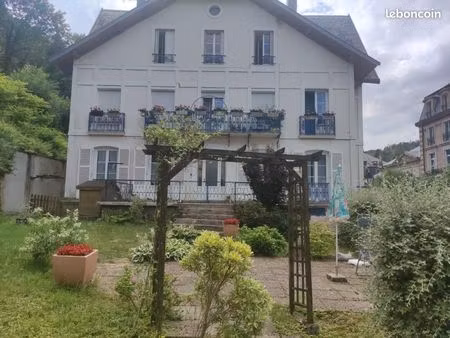 bel appartement rénové   3 chambres  garage et jardin privé avec sa grande terrasse