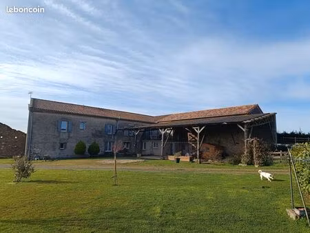 maison ancienne au sein d'un hameau