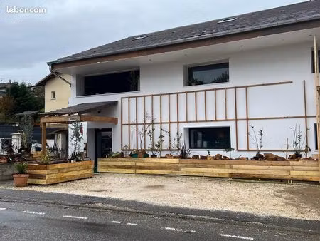 bâtiment (commerce + appartement avec terrain et mini piscine)