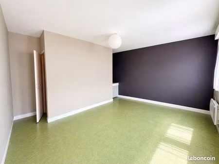 local pro 22 m² rénové  parking  lumineux