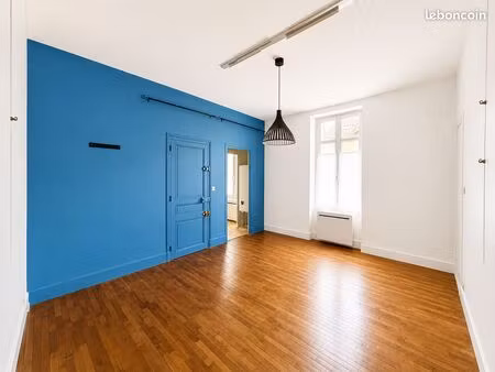 local pro 23.5 m² rénové  parking  lumineux
