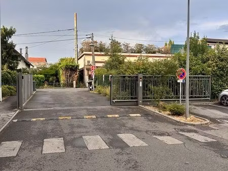 place de parking à louer gare ?