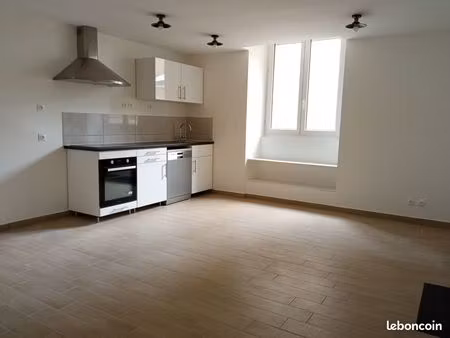 t2 lumineux centre beaupréau avec cuisine équipée et cour