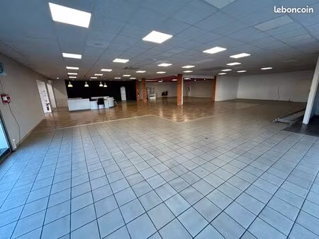 ? local commercial 1 100 m² – showroom + bureaux + stockage – parking privé