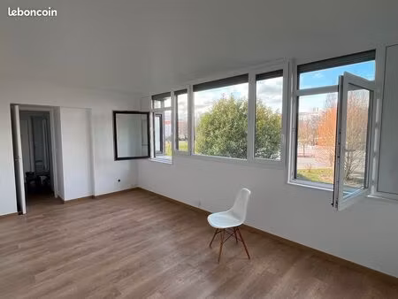 t2 de 47 4 m² entièrement rénové – sans vis-à-vis – environnement piéton – gare à pied – p