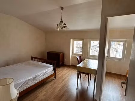 loue appartement t3meublé bourg de lusignan