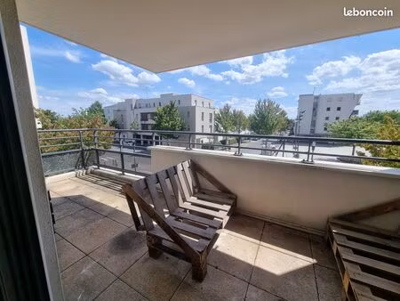 t3 meublé lumineux avec terrasse et parking