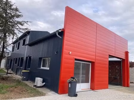 a louer local d'activité de 152 m² avec hangar traversant et bureaux rénovés dans zone art