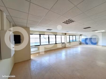 bureau 102 m²