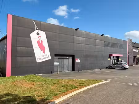 local commercial environ 1000 m2 chauray