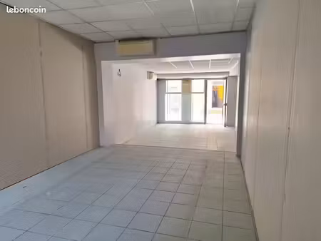 local 79 m² • hypercentre pont-du-château • belle vitrine • arrière boutique + caves