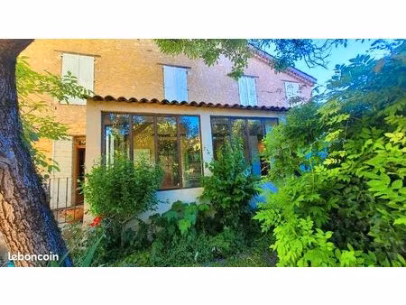 plein centre de forcalquier maison de charme sur 1300 m²
