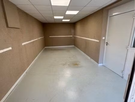 local professionnel / bureau 45 m² – sallènoves – charges comprises