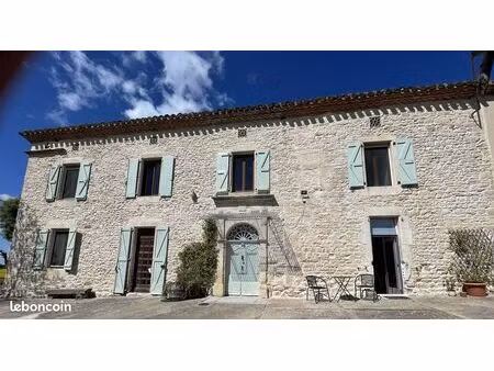 à 10 minutes d'albi  une ferme en pierre rénovée comprenant 4 chambres  des gîtes de 1 et 