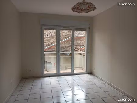 t2 50m2 centre de feurs - balcon  ascenseur - sans frais d'agence