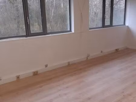 bureaux 61 m²