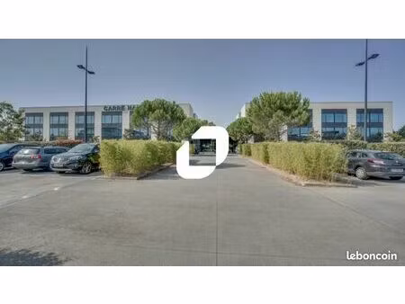 bureau 819 m²