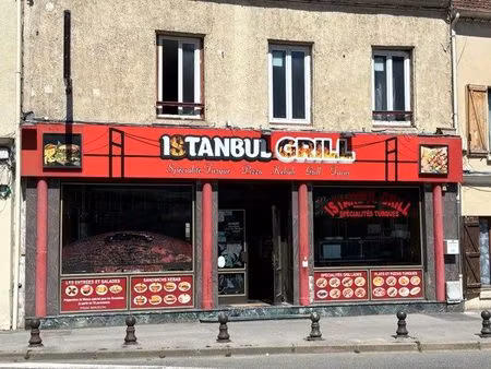 local restaurant kebab avec les murs et logements
