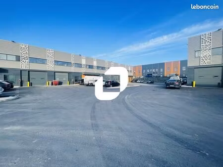 local d'activité 1 077 m²