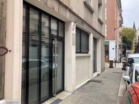grenoble local 4 bureaux en bon état d'environ 86m² en rdc sur rue proche du tram a&b