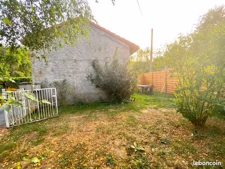 petite maison  avec jardin et stationnement