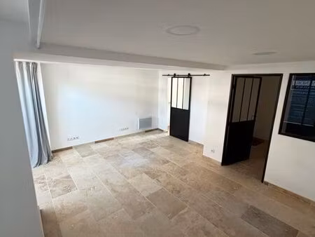 local commercial rénové – grande vitrine – centre lorrez-le-bocage – 700 /mois