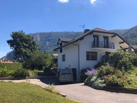 belle maison avec vue dégagée