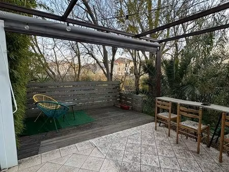 maisonnette avec extérieur