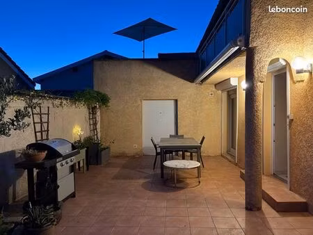 genas centre – maison familiale ancienne t5 – 135 m² – 4 chambres – cour fermée – 2 terras