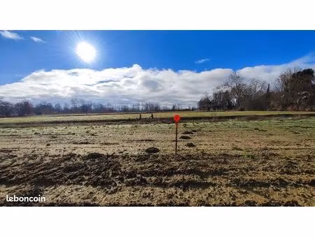 superbe terrain viabilisé  dans un environnement privilégié  à 50km de toulouse