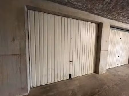 box fermé sécurisé – évry-courcouronnes env 10m2- 100