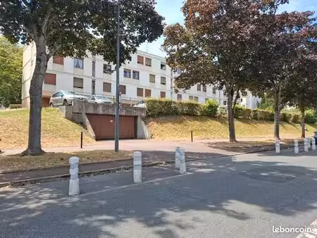 grande place de parking sécurisée – suv ok – 60 /mois – évry mousseau
