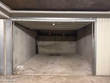 à vendre box sécurisé de 19m2