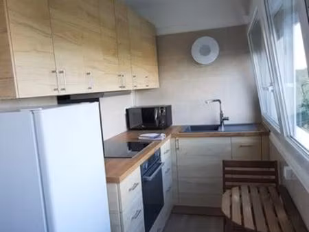 appartement lumineux au 8 -ème et dernier étage avec vue sur la forêt  refait à neuf carre