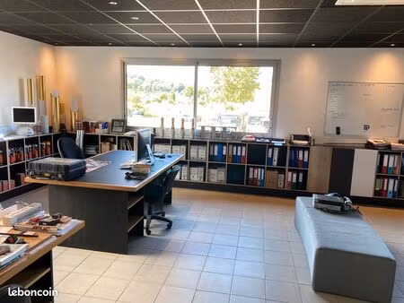 bureau partagé avec services (copieur  internet  clim  cuisine..)