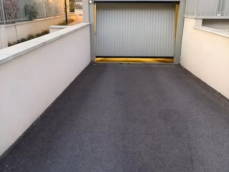 garage genas azieu à louer