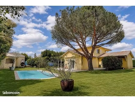 sathonay-village  proche centre  maison de 184m²  terrain 1000m²  piscine  au calme