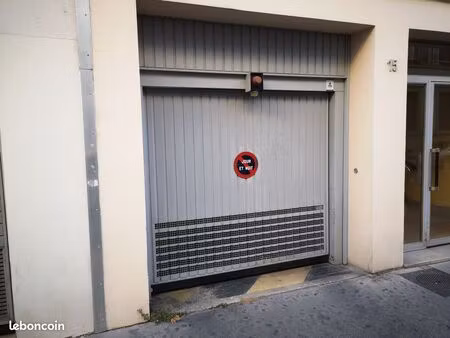 place 2 roues dans garage fermé/box