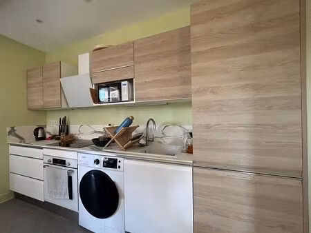 dans une charmante copropriété calme  offrant accès et vue les espaces verts