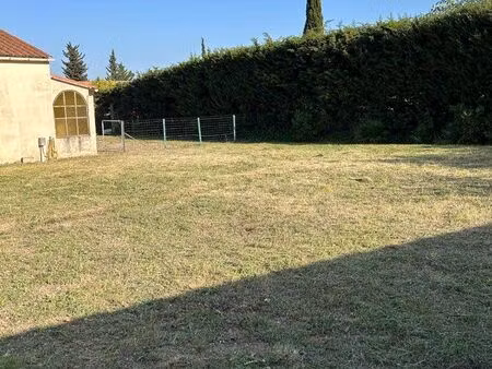 dans un secteur résidentiel de lézignan corbières  un produit rare terrain + garage