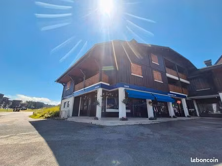 fond de commerce et mur  magasin de location de skis