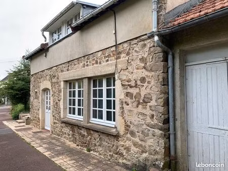 maison en pierres à la campagne