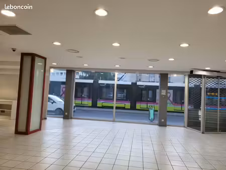 magnifique local commercial de 225 mètres carré de plain pied situé au 46 rue bergson 4200